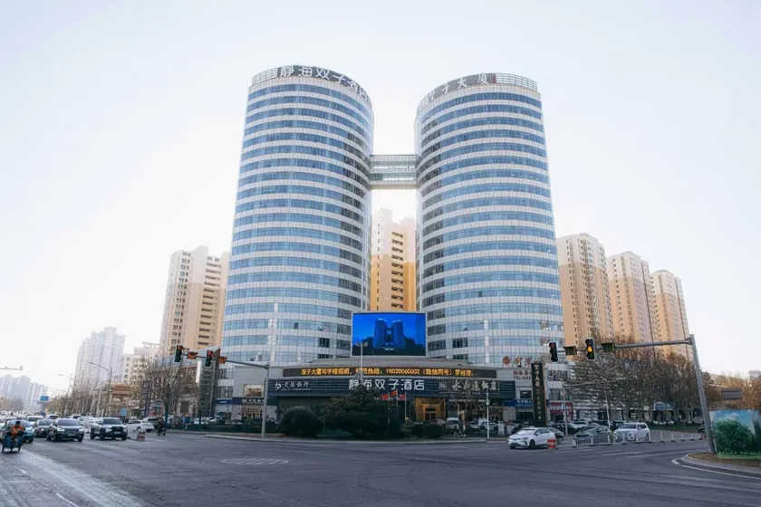 Jinghai Twin Hotel - Image 1