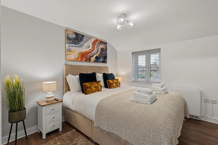 Charming Apartment In Andover Town Centre 55'' 4K Smart TV Netflix - Image 1