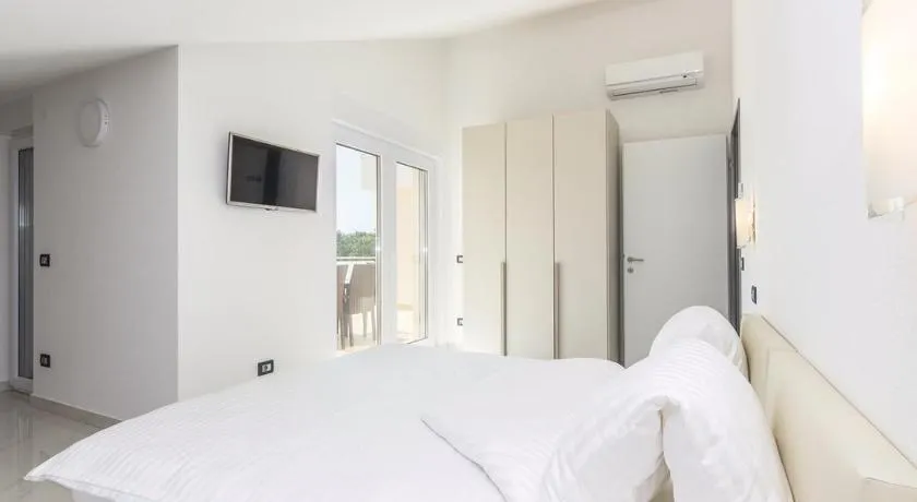 Penthouse Funtana with pool - Image 1