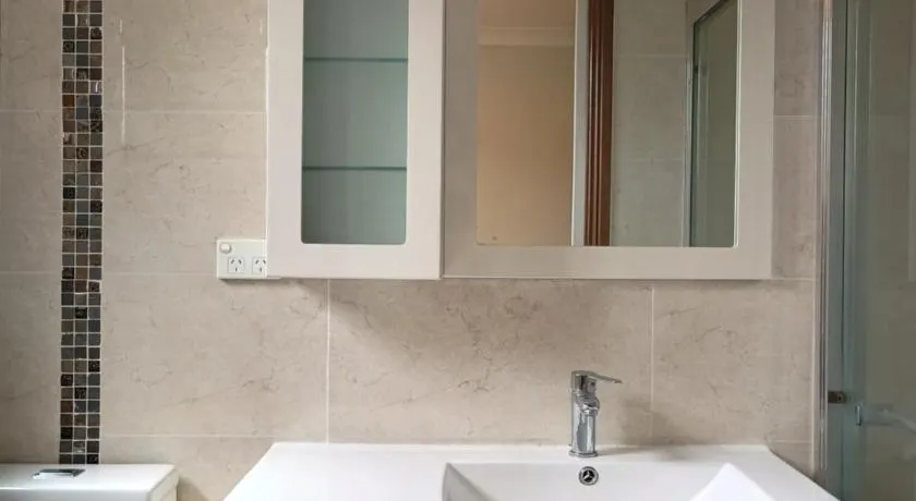 Baulkham Hills Deluxe King Room with Ensuite, Private Access & Air Con - Image 1