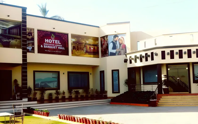 Hotel Executive Lodge - Image 1