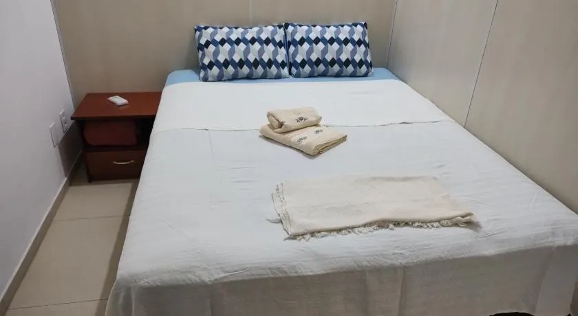 Quarto confortável em Est Velha - Image 1