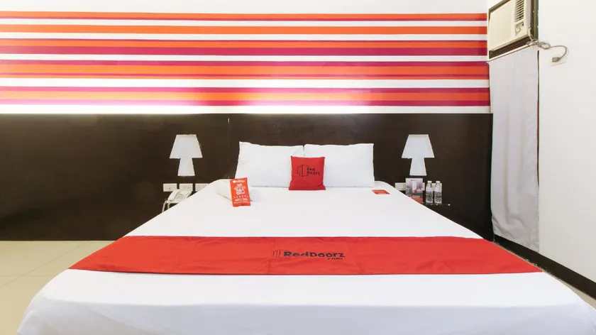 RedDoorz @ EL Highway Hotel Bulacan - Image 1