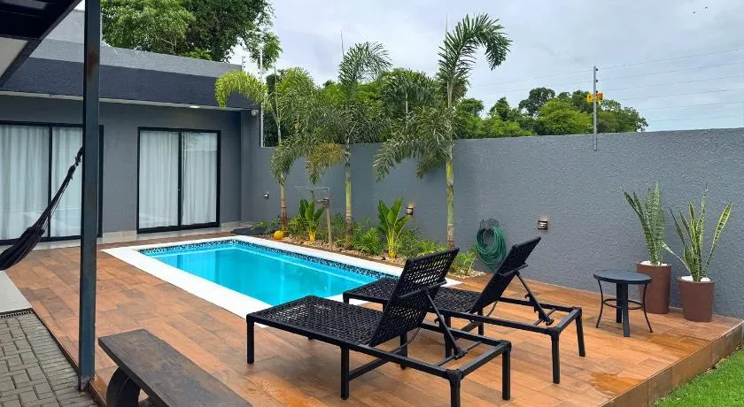 Casa em Foz do Iguaçu com piscina, churrasqueira e ar-condicionado em todos os cômodos - Image 1
