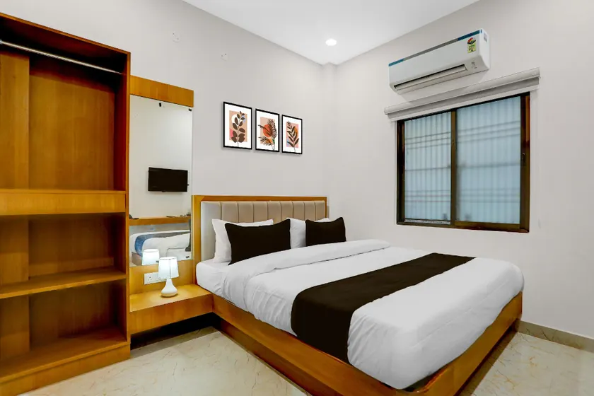 Super Hotel O Dashashwamedh Ghat Varanasi - Image 1