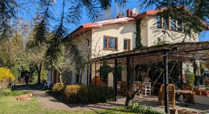 Ciche apartamenty w pięknym ogrodzie - Image 1