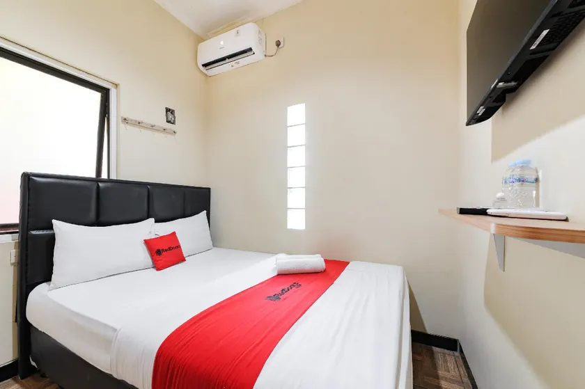 RedDoorz near The Jungle Waterpark Bogor - Image 1