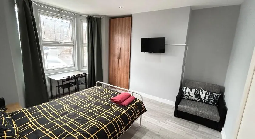 One Bedroom Apartment Near Heathrow Airport & London - Image 1