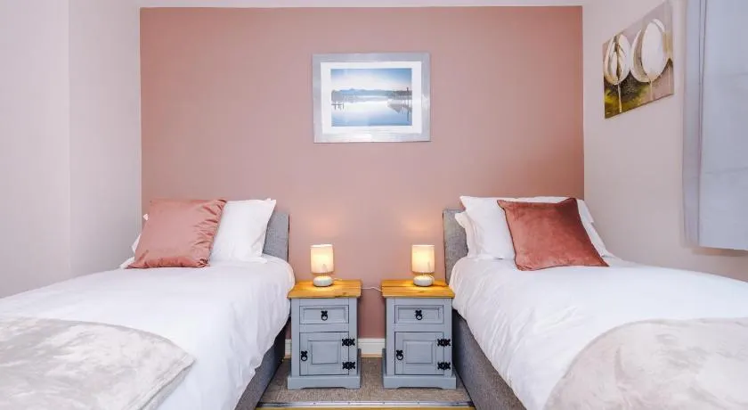 Relaxing 3 Bedroom Chester Home with garden - Image 1