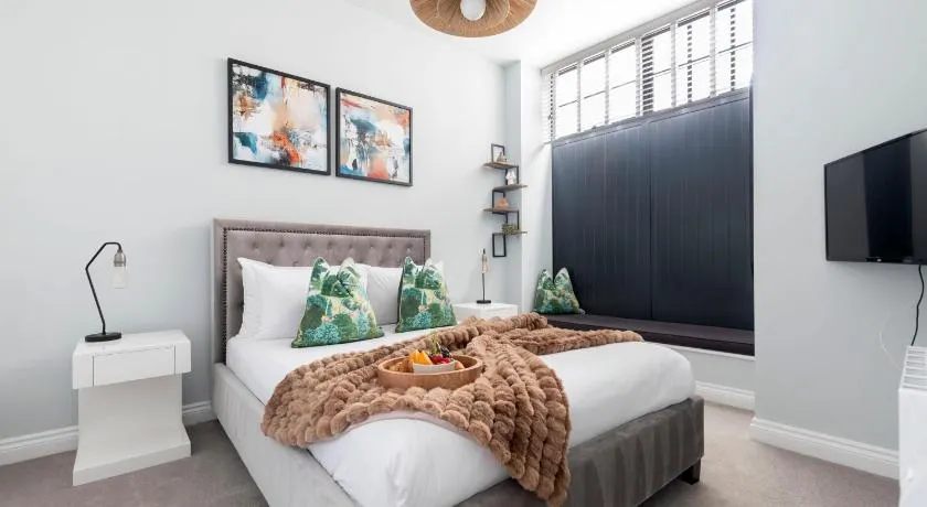 Elliot Oliver - Stylish 2 Bedroom Town Centre Apartment - Image 1