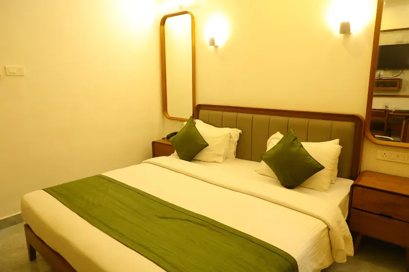 Hotel Gokulam Park - Image 1