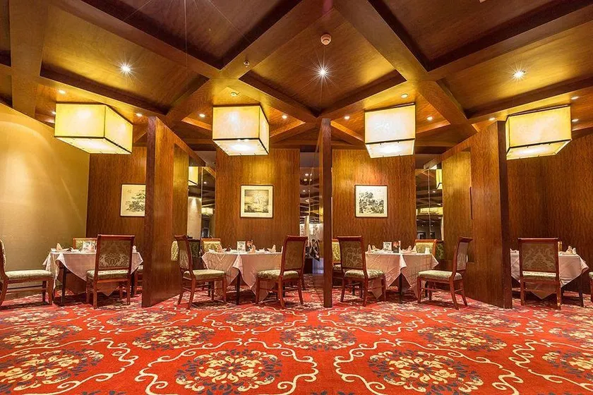 Longcheng International Hotel - Image 1