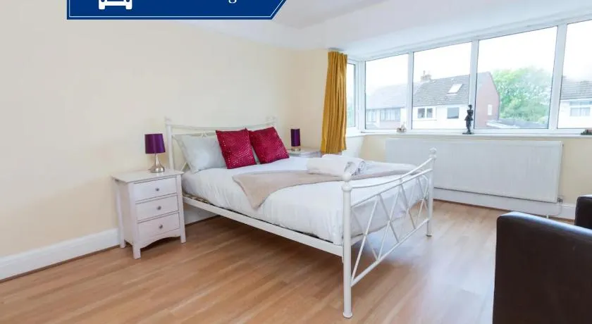 Spacious 2BR Home with Free Parking - Image 1