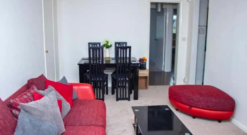 Contractor Accommodation in Crawley Free Parking WiFi Near Worksites Gatwick Manor Royal 2-Bed Sleeps 4 - Image 1