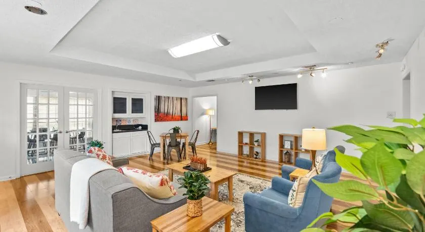 15 Min to LSU & Downtown Oak Hills Place Hideaway - Image 1