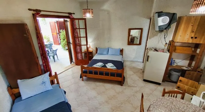 Akrata Golden Beach House - Image 1