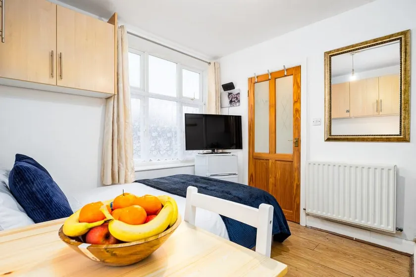 Studio Apartment 10D2 Hendon - Image 1