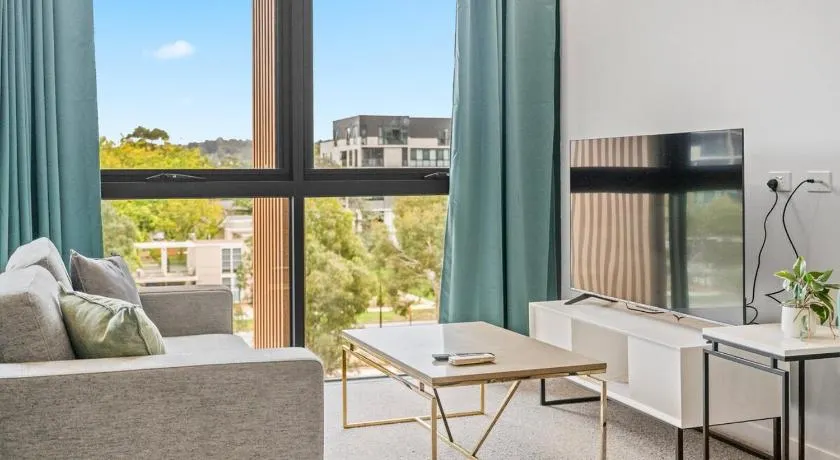 Modern 1 & 2 Bedroom Apartment with Parking, Easy Walk to Tram - Image 1