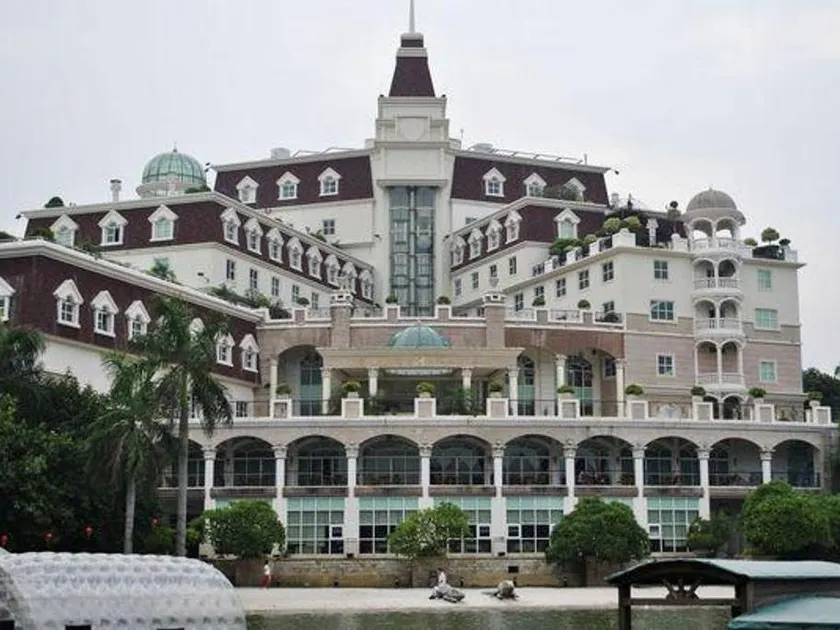Clifford Golden Lake Hotel - Image 1