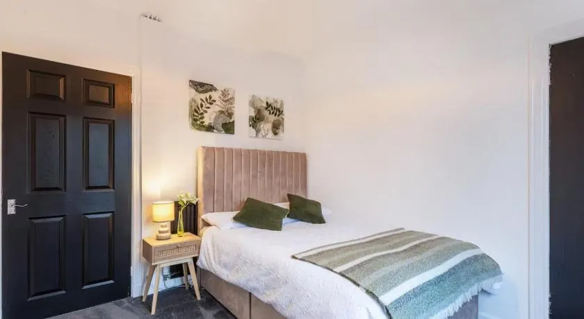 Modern 3-Bed Apartment, Free Parking, Glasgow - Image 1