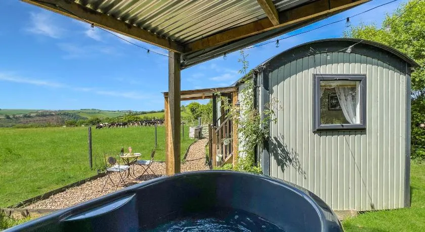Daisy Shepherds Hut - Image 1