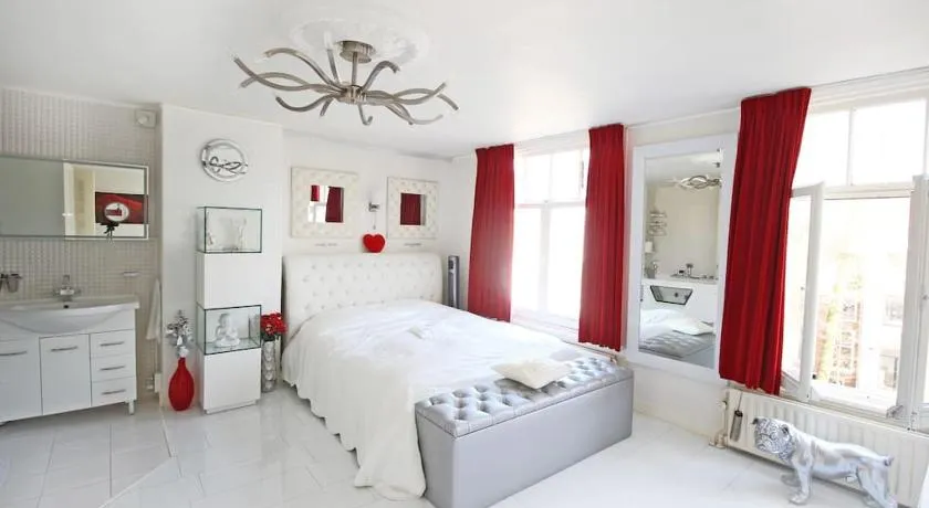 White Luxury Penthouse in City Centre - Image 1