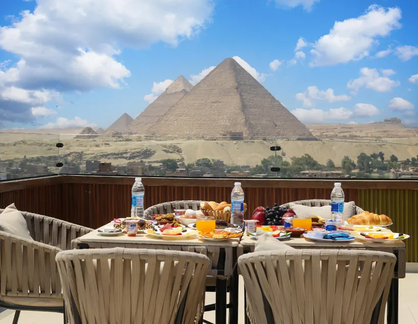 Crowne Pyramids View inn - Image 1