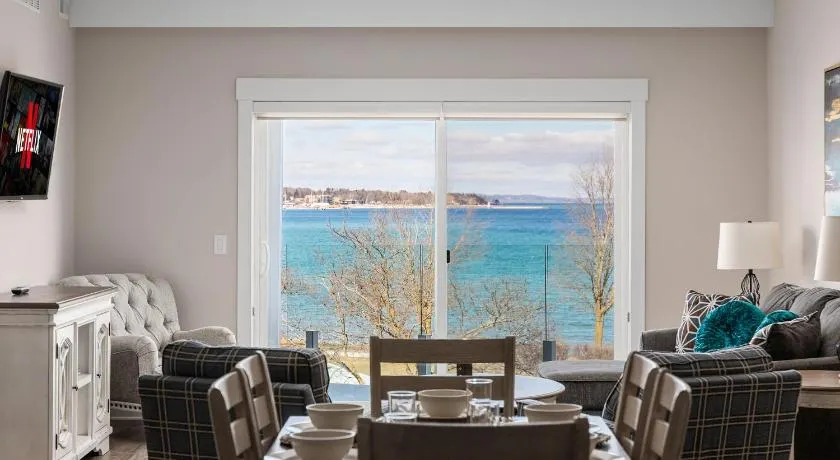 Luxury Downtown 2BDR Lake View Penthouse Condo steps to Beach 302W - Image 1