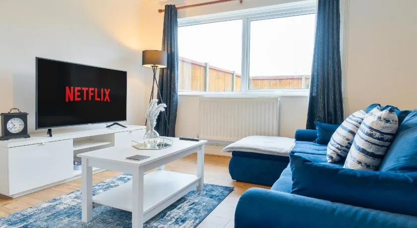 Charming & Spacious City Centre House - Perfect for Family & Contractor - Sleeps 8 - Image 1