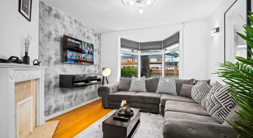 Stylish Three Bedroom House - Accommodates 7 - Parking - Garden - Recently Renovated 162S - Image 1