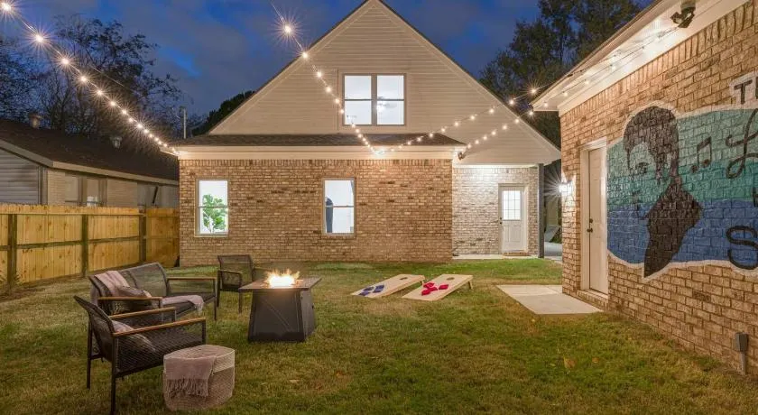 Sleeps 12 Shuffleboard Fire Pit Near Beale St - Image 1