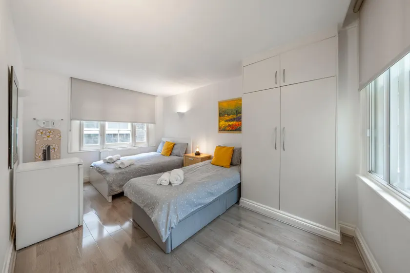 1 Bed Studio Apartment opposite Liverpool Street station - Image 1