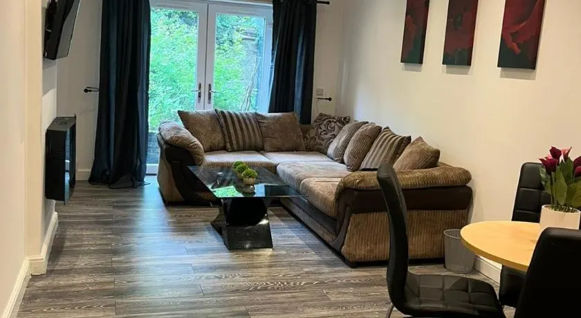 Contemporary apartment Great Location with private car park - Image 1