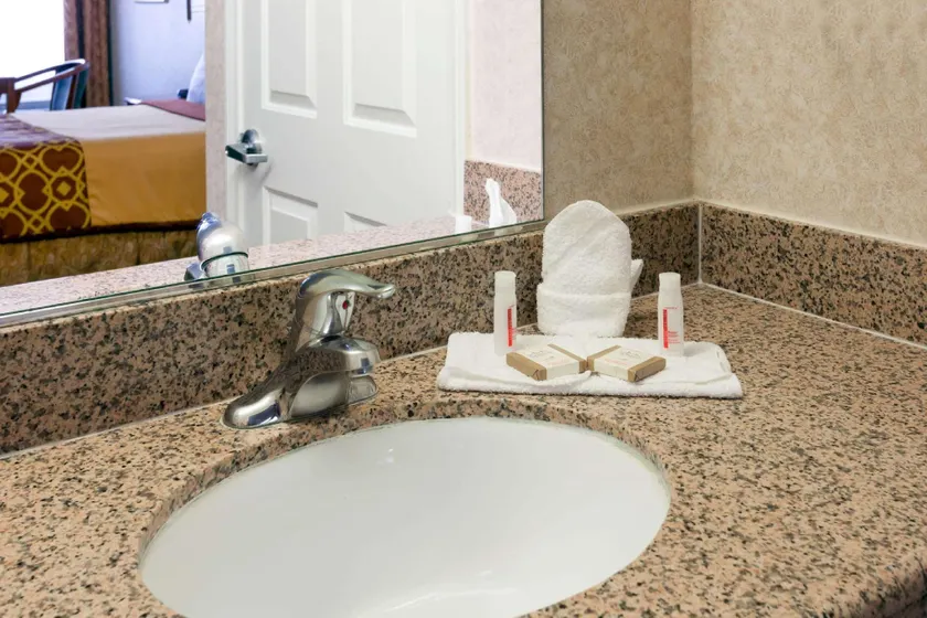 Howard Johnson Hotel & Suites by Wyndham Pico Rivera - Image 1