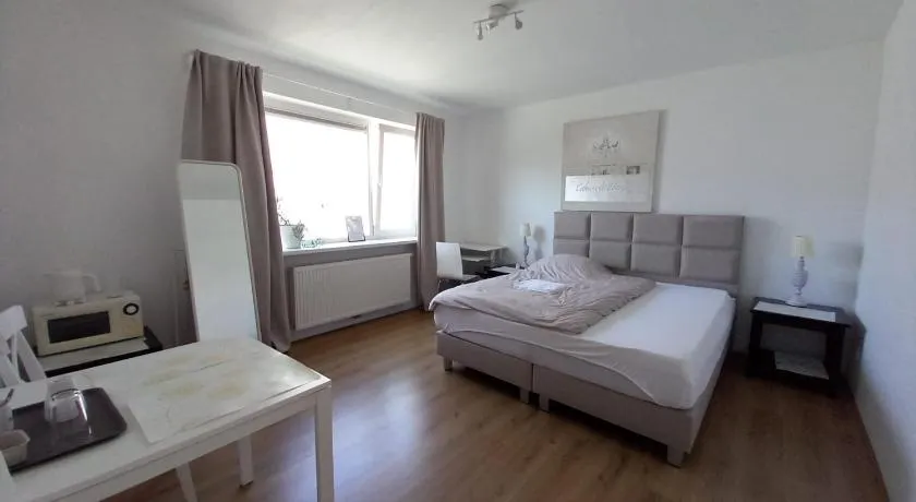 private rooms, free parking, luxury city villa close to the center - Image 1