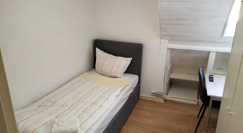 Zentrale 3 Zimmer Unterkunft mit Parkplatz - Image 1