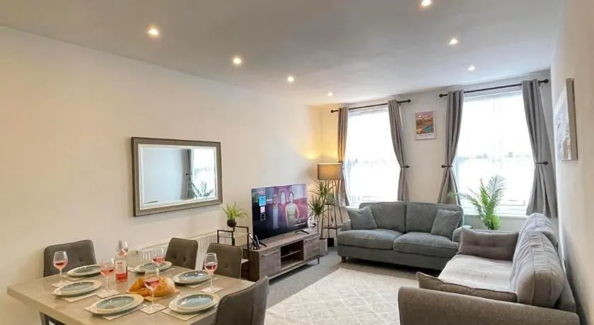 Montague Apartment-Spacious, Central & Free Parking - Image 1
