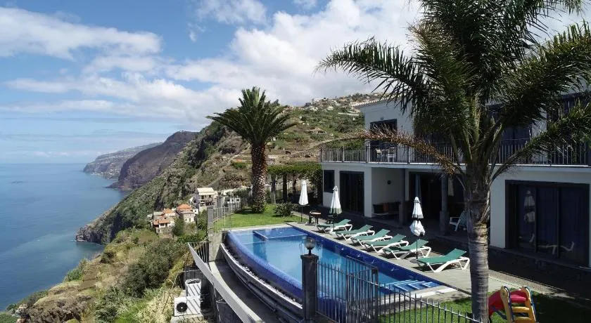 Entspannen Sie sich in der besten Ocean Cliff Villa auf Madeira - Image 1
