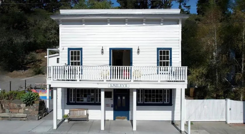 Smiley's Saloon & Hotel - Image 1