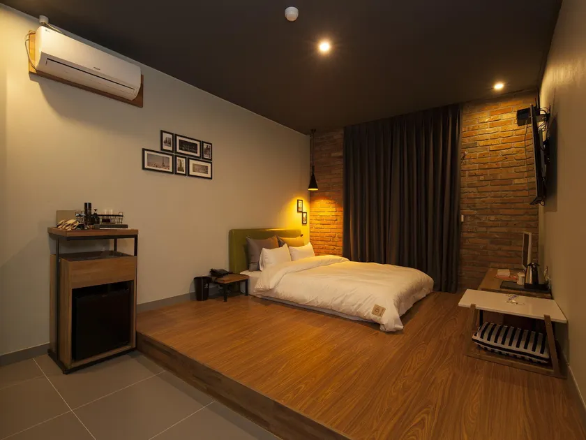 Hotel Gray - Image 1
