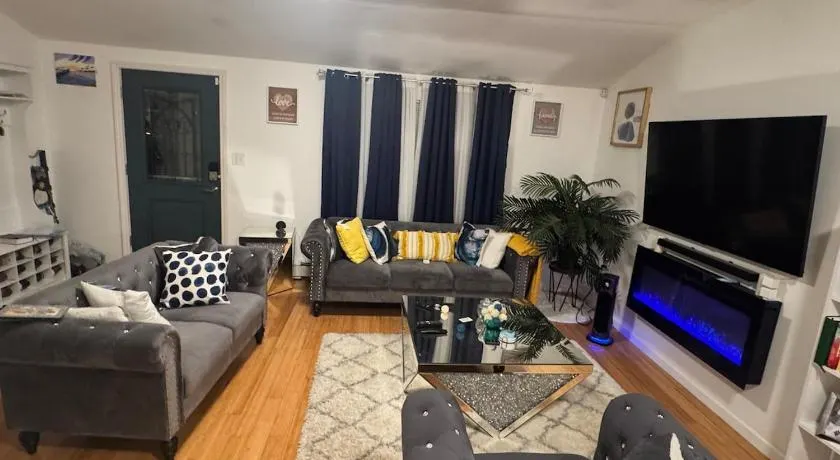 Spacious 3BR Family Home Near NYC & Long Island Beaches - Image 1