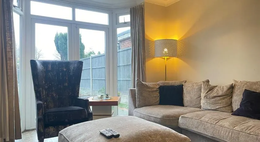Spacious 4BR near Nec,Bhx, M6-M42 with Parking - Image 1