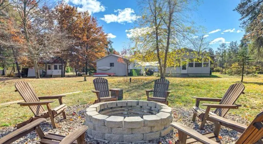 Family-Friendly Cabin Getaway On Castle Rock Lake Space to Relax & Play - Image 1