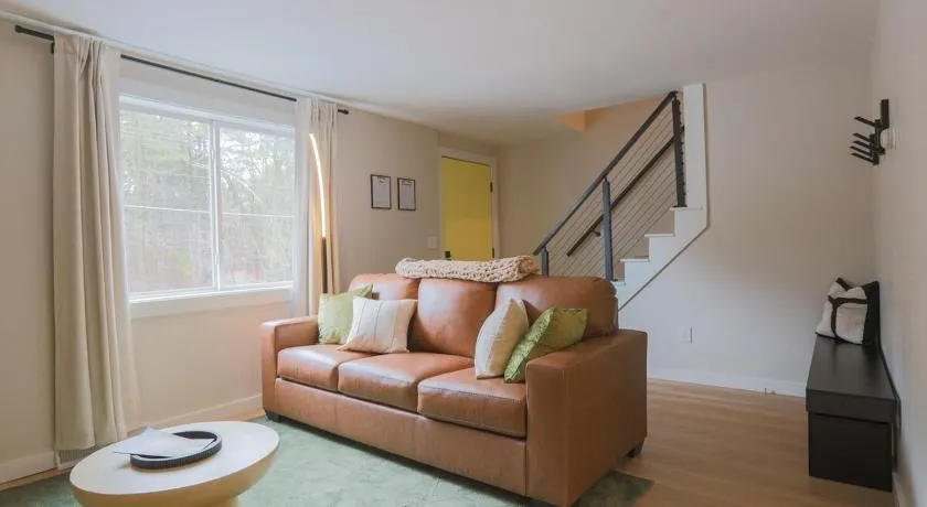 Shoreline Scandi Suite - Townhouse Near Trails - Image 1