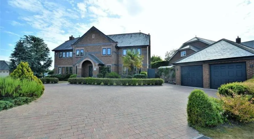 Lavish4Bed Mansion in Warrington - Image 1