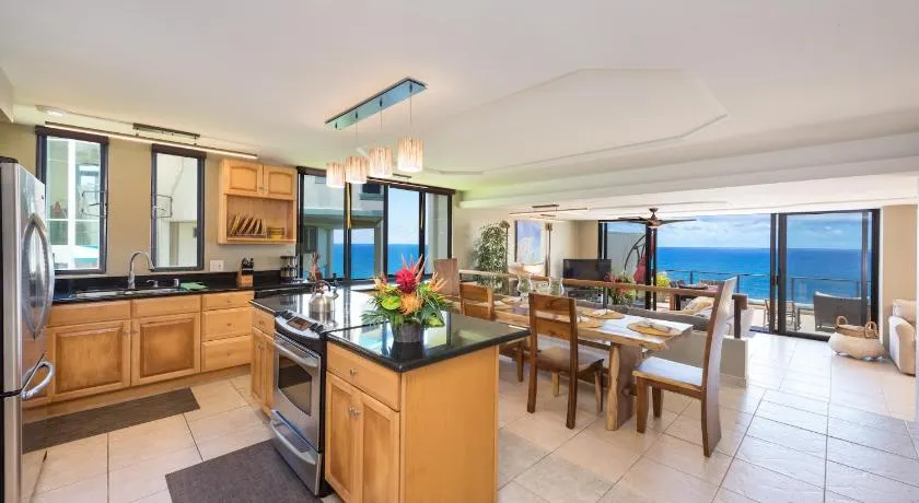 Puu Poa Ocean Bluff Condo, Incredible Views, Walk to Beaches, Pool & Tennis - Image 1