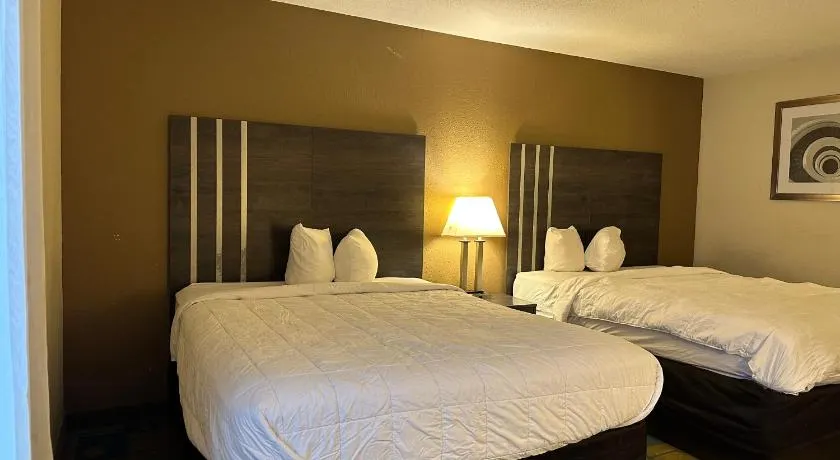 Hotel Inn Milwaukee - Image 1