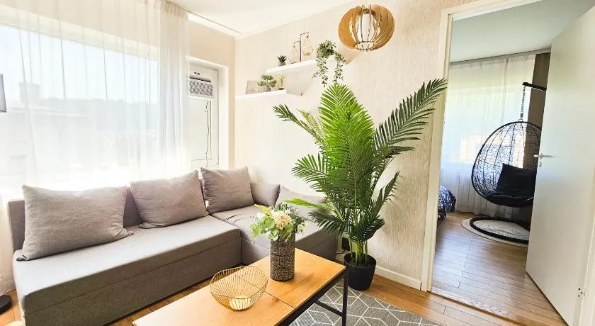 Cofy Rentals - quiet location, air-conditioning, free parking, 24-7 check-in-out with prepaid nighttime check-in, early check-in, late check-out! - Image 1