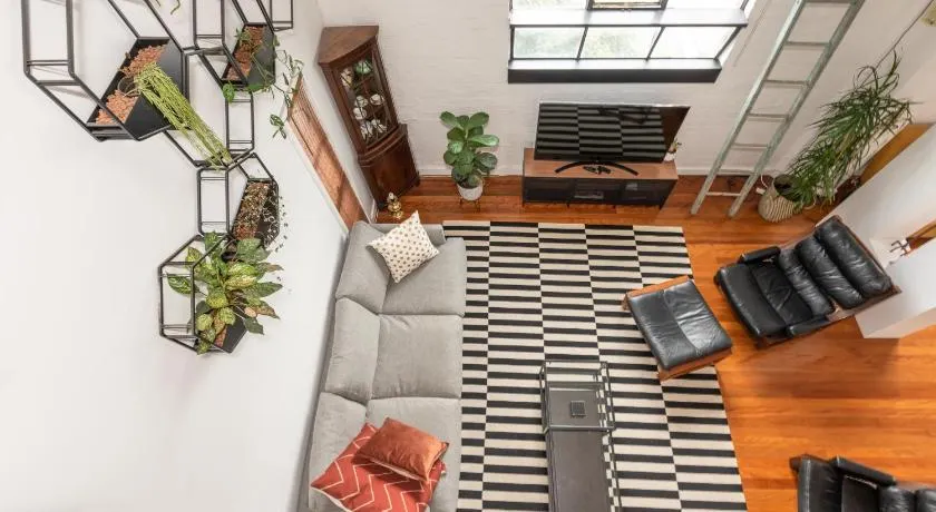 Ombygget loftlager med aircon, bad, parkering, studie og tagterrasse - Image 1