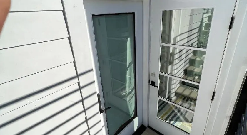 Modern Bright New Studio with Roof-top Deck Walk to Santa Monica Beach, FreeWiFi, Parking - Image 1
